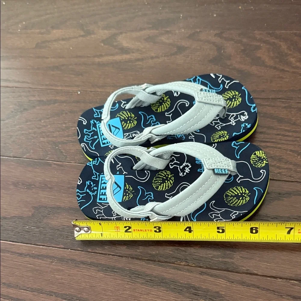 NWOB Reef Kids Dinosaur Print Flip Flops Sandals Size 8